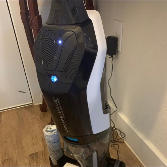 Multi-surface cleaning, cord free, WiFi connected, bagless technology, two tank. - Picture 3 of 7